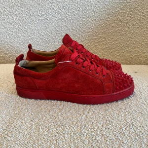 Loubs helröda - Helröda loubs i bra skick. Alla taggar finns inga defekter. Snabb Leverans🚚