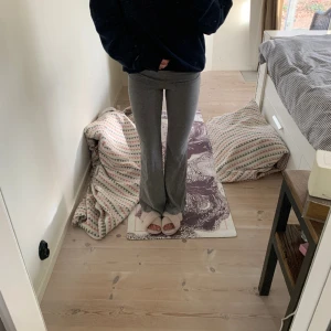 Gråa yoga pants - Köpta i USA och kommer från Wild fable❤️De är i storlek M men storlekarna stämmer inte alls överens i USA med våra❤️Jag brukar ha xs och de passar bra på mig. Säljer de då de är lite korta för mig❤️