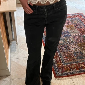 Svarta lågmidjade utsvängda jeans - Säljer dessa super snygga lågmidjade jeans i perfekt skick de är knappt använda. Dem är gråsvarta, storlek S.  Pris kan diskuteras vid snabb affär! 