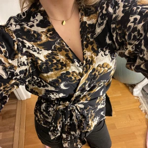 Omlott blus - Blus i mönster 