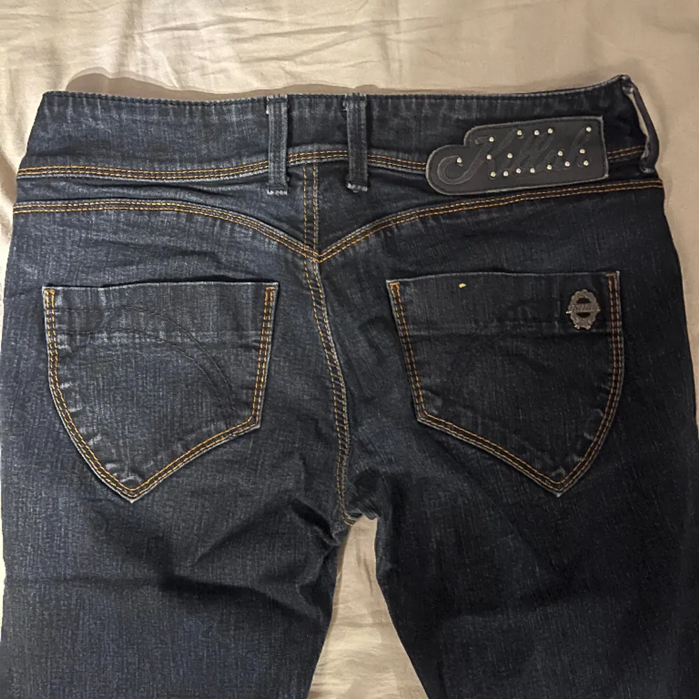 Säljer dessa fina lågmidjade Killah jeans som är helt nya. Storlek XS. Pris kan diskuteras vid snabb affär!. Jeans & Byxor.
