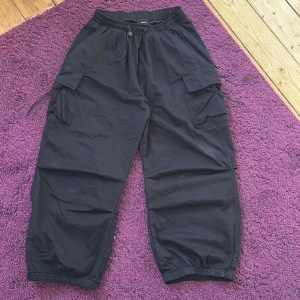 Baggy cargobyxor - Coola parachute cargos. Bra skick, skriv för mått eller vid frågor.