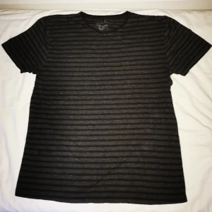 Tröja med ränder!  - Riktigt snygg svart och grå randig tröja, använd endast ett fåtal gånger. Den är i storlek xl men passar oversized på personer med xs-m. Skriv för mer info💕