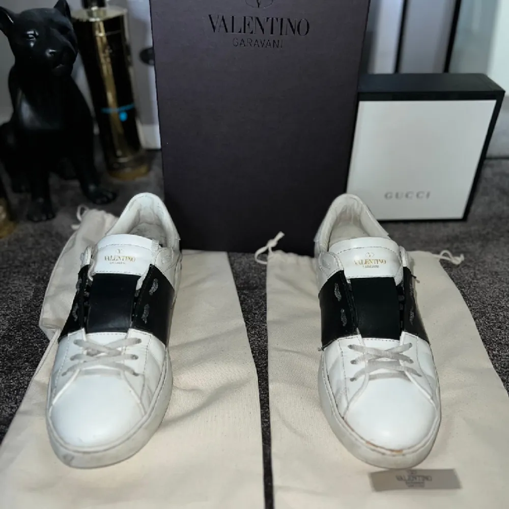 Tjena, jag säljer mina Valentino Open sneakers! Dom är storlek 43 och ett fint skick! Ny pris 7299kr❌ mitt pris är 2799kr✅!  Box och dustbags medföljer! Hör av er vid intresse & Frågor  . Skor.