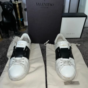 Valentino Open Sneakers - Tjena, jag säljer mina Valentino Open sneakers! Dom är storlek 43 och ett fint skick! Ny pris 7299kr❌ mitt pris är 2799kr✅!  Box och dustbags medföljer! Hör av er vid intresse & Frågor  