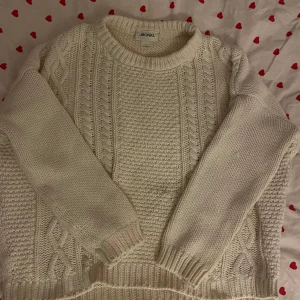 Stickad tröja - En jättefin stickad tröja från monki😻 köpt second hand men använd kanske 2 gånger. Väldigt bra men användt skick🎀 Det står storlek S men skulle säga xs eftersom den har krympt lite😽 Perfekt att ha över en klänning till sommaren😻