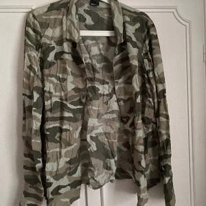 Camouflagemönstrad skjorta Stl 44 Oanvänd (endast provad)  Djurfritt rökfritt parfymfritt 