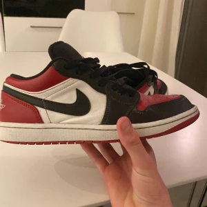 Jordan 1 bread toe  - Jag säljer mina gammal Jordan 1 som jag fick i julklapp föra året. Dessa skor är väll andvända och har ett litet som inte syns så mycket men annars så är hela skon i ganska bra skick. Skon är 41 i storlek