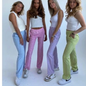 Rutig byxa från Design by si  - Skön luftig byxa från Design by si. Använd ett fåtal gånger. Storlek xs💕