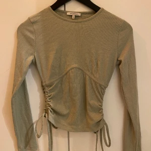 Tröja - Ljusgrön långärmad tröja med snörning i sidorna!
