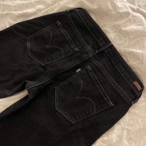 Lågmidjade skinny jeans från Levi’s med fint tryck på fickorna, osäker på storleken men skulle säga xs/xxs, skriv vid intresse 