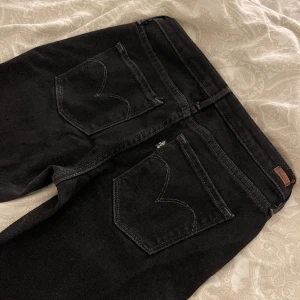 Lågmidjade Levi’s jeans - Lågmidjade skinny jeans från Levi’s med fint tryck på fickorna, osäker på storleken men skulle säga xs/xxs, skriv vid intresse 