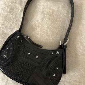 Svart handväska  - Super fin svart handväska som är använd fåtal gånger. Säljer då den inte kommer till användning 