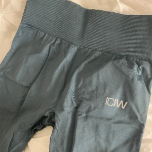 Iciw tights - Säljer ett par helt oanvända ”define seamless tights” från Iciw i färgen jungle green. Så de är i perfekt nyskick!🥰 säljer för 350kr!