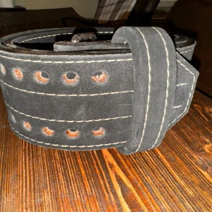 Tävlingsbälte för tyngdlyftning  - Texas belts i storlek 46”, använt i 2 tävlingar och i absolut nyskick. Detta är ett bälte i världsklass och nytt kostar 9000sek. 1cm tjockt läder med rostfritt stål i spänne. Double prong. 