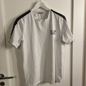 Armani t-shirt - Bra skick