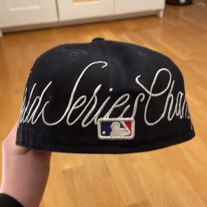 Mlb keps (fitted) - Tja säljer en mlb world series detroit new  area keps i storlek 6 7/8 (64,9 cm). Pris kan diskuteras.