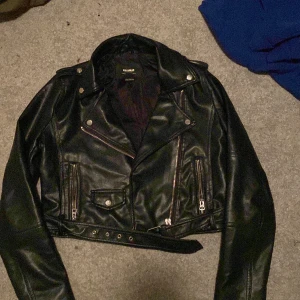 Skinnjacka  - Skinnjacka från pull&bear, gott skick, det är storlek m i den men sitter som en s. 