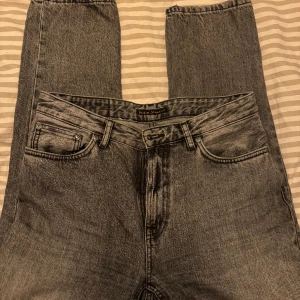 Nudie Jeans - Ett par grå byxor i från nudie jeans som knappt är använda. Väldigt fint skick