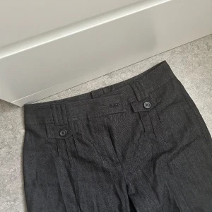 Kostymbyxor med coola fickor  - Kostymbyxor med jätte coola fickor framtill. Använd endast en gång och är i nyskick. Passar mig som har mellan 34-36 (Skrynklig på bilden pga nytvättad). 