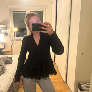 Broderad blus - Väldigt fin svart blus med lite mönster