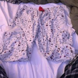 JÄTTE gulliga pjamas byxor från hollister med isbjörnar på💕 har inte kommigt till användning sp mycke alls💕😭