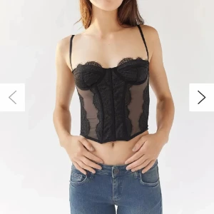 Urban outfitters korsett  - Så fin korsett-topp från Urban Outfitters! Storlek S, jättefint skick! Säljer även likadan fast i blå 🫶