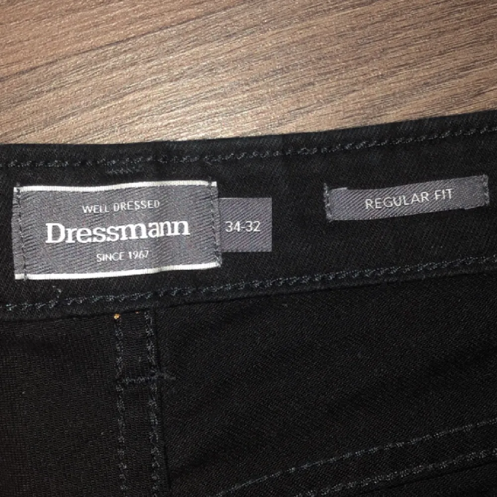 Säljer ett par riktigt stilrena jeans som är köpta på Dressman och är använda 5 gånger. Jeansen är 10/10 i skick och ingen skada.. Jeans & Byxor.