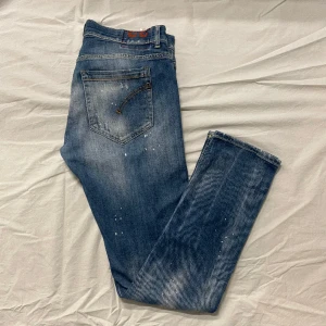 Dondup George - Hej, Säljer nu mina super snygga och trendiga jeans från dondup. Det är modellen george. Nypris på dessa jeans ligger ungefär på 3200kr. De är i storlek 33 och jag på bilden är 182cm och väger 65kg,(Lite stora på mig i midjan) Hör av er! 🙌🏻