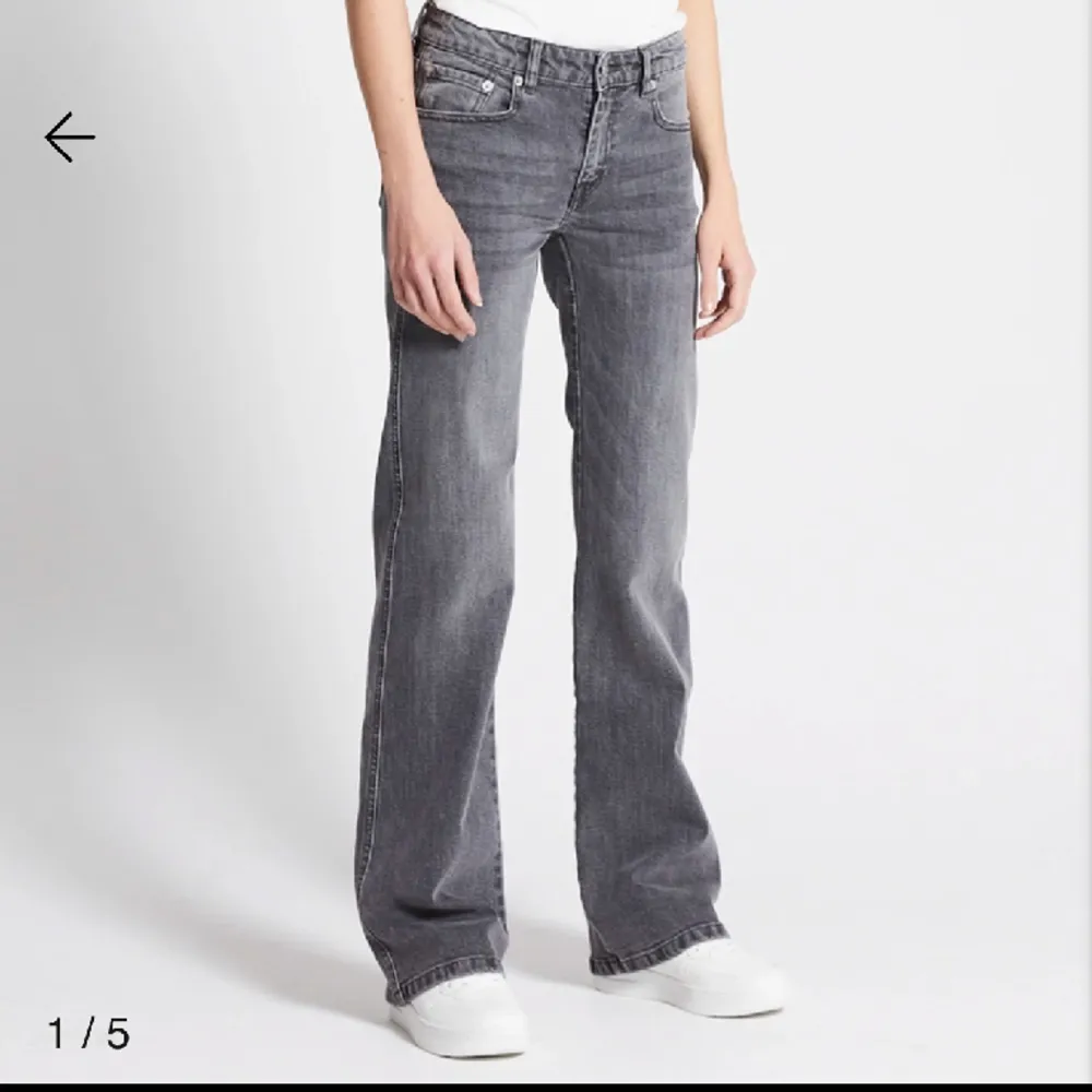 lågmidjade bootcut jeans från lager 157 men knappar på fickorna på rumpan, använd 1 gång, säljer då de inte riktigt är min stil, nypris 400. Jeans & Byxor.