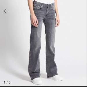 lågmidjade bootcut jeans från lager 157 men knappar på fickorna på rumpan, använd 1 gång, säljer då de inte riktigt är min stil, nypris 400