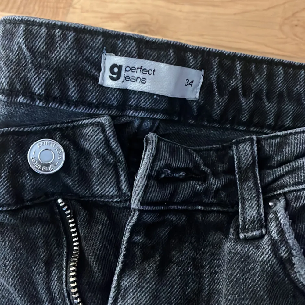 Säljer dessa jeans fina i skick används aldrig då det inte är min stil ,  Använda några gånger men absolut inte slitna på något sätt .. Jeans & Byxor.