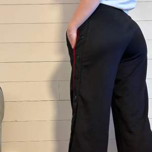 Ett par super sköna byxor från SOC med uppknäppbara knappar på sidorna som går upp till knäna ❤️