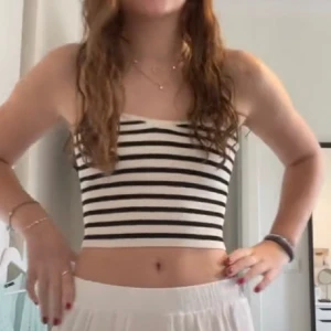 Tubtopp - Så fin randig tubtopp som tyvärr är för liten för mig. Endast använd 2-3 gånger! Nypris 180kr