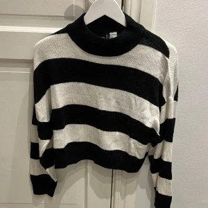 Stickad tröja  - Köpare står för frakt 