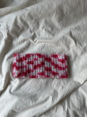 Virkat hårband - Egentillverkat gulligt hårband i vitt/rosa garn. Tvättas i 30 grader