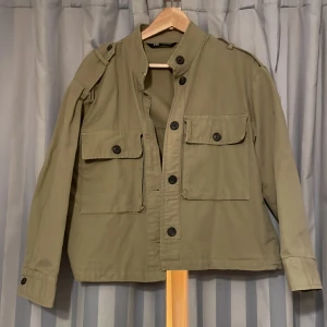 Grön jacka - En militärgrön nästan helt oanvänd jeansjacka/ som är köpt på zara för 2 år sedan. Är strl xs men sitter som en S då den är lite oversized. 