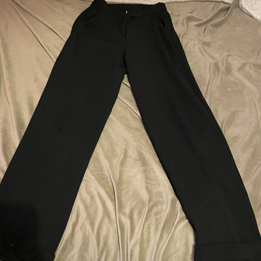 Ett par jätte söta kostymbyxor från bikbok! De är svarta och jätte bekväma :). Jeans & Byxor.