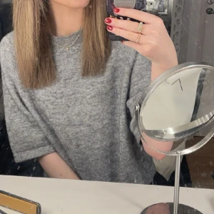 & Other Stories stickad t-shirt - Säljer denna fina stickade tröja från & Other stories i storlek xs. Säljer tröjan för att den har knappt kommit till användning (använt 2 gånger), säljer den för 450kr men priset kan diskuteras. 💞Skriv för mer information😍