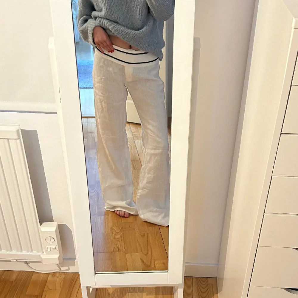 Världens finaste linnebyxor från Zara. Låga och vida, heeeeelt perfekta! Jag är 160 och har vanligtvis XXS i byxor därav stora på mig. Jeans & Byxor.