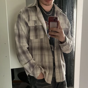 Vailent kofta - Gråaktig vailent kofta, bra passform och i fint skick.