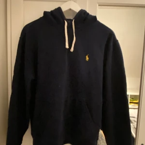 Polo Hoodie - Säljer min Polo Hoodie för 350kr. Mycket bra skick, knappt använd. Nypris ungefär 1500