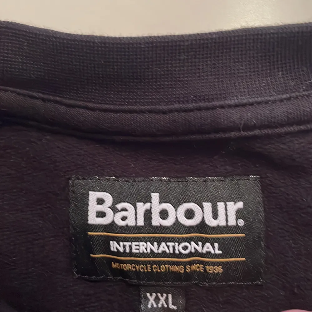 Barbour tröja i ny skick jag har användt den en eller två gånger.  I storleken står  det xxl men sitter som xs/s säljer den eftersom den inte passar mig.. Tröjor & Koftor.