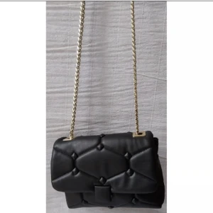 zara väska - superfin väska ifrån zara i jättefint skick 