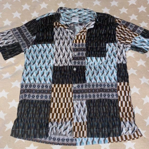 Xacus skjorta - Köptes på NK förra sommaren men sedan dess har den bara legat i garderoben. Otroligt skön och väldigt luftig när de är varmt ute.  Med vänliga hälsningar/  Teodor 