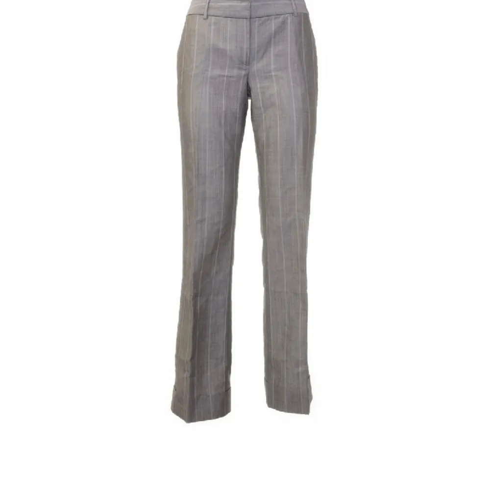 Gråa kostymbyxor från Massimo Dutti. Låg midja. Mycket fint skick, perfekt längd för mig som är 170cm. Jeans & Byxor.