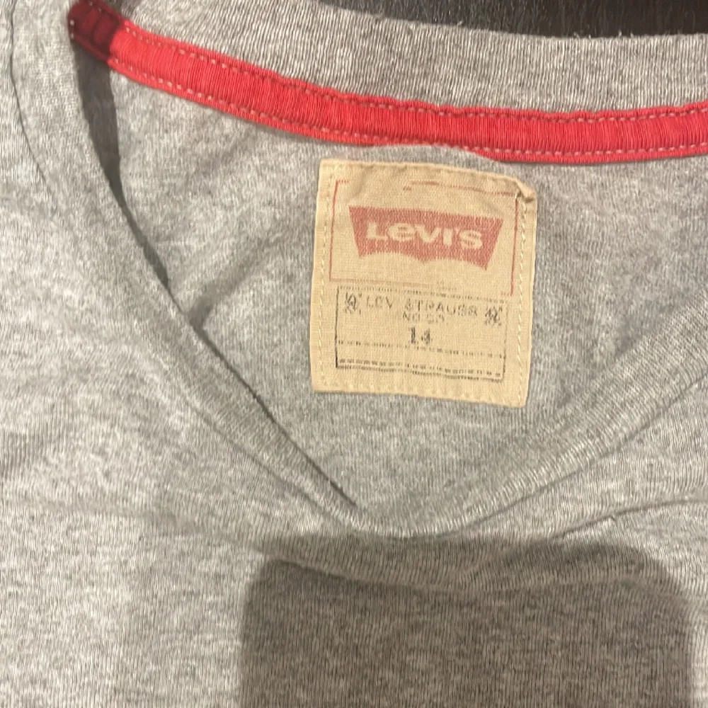 Snyyg Levi’s T-shirt som passa någon som har storlek S. Tröjan är i använt och texten i nacken är lite ut suddad, det finns inga defekter så som små hål eller annat som är synligt.. T-shirts.