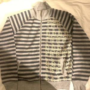 asfet zip up😍 - säljer denna dösnygga randiga zip-upen med svincool design där bak då den ej kommer till användning💞 i gott skick, trycket är lite uttvättad men inget som syns💋 tryck på köp nu o pris kan förmedlas😊