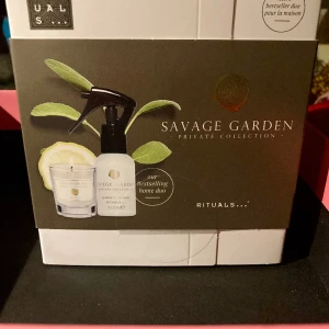 *NY* Presentset Savage garden  - I kartong, nyskick, inget att anmärka på.  This luxurious, mini private kollektion gift set is the perfect gift for a friend or family member, or simply to treat yourself!   1 doftspray 50 ml plus 1 litet doftljus 