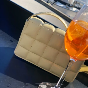 Väska  - Säljer min gula våriga väska från hm